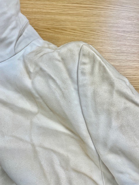 組曲の真っ白なコットンコートの全体黄ばみやシミがキレイに落ちた染み抜きクリーニング事例（２４，２００円税込）2025.12.27