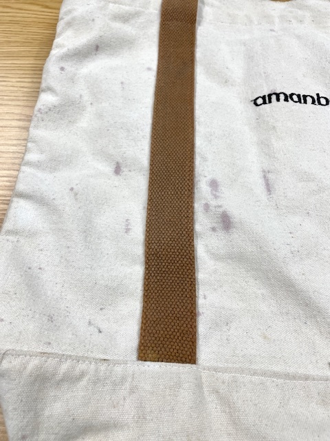赤ワインが広範囲に飛び散ってしまった白いコットントートバッグが綺麗になった染み抜きクリーニング事例(６，６００円）2025.10.08