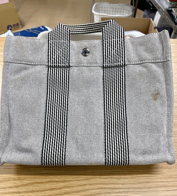 トワルアッシュ生地エトゥープカラーのエルメスフールトゥーのシミや全体くすみが綺麗になった染み抜きクリーニング事例（１６，５００．税込）2026.04.25