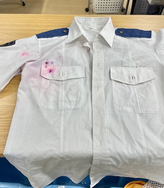 全体にインクシミが付いてしまった仕事用制服シャツの染み抜きクリーニング事例(９，９００円税込)2026.03.14