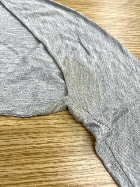 【事例紹介】脇などの汗による黄ばみが綺麗になったエルメスシルクグレーニットの染み抜きクリーニング事例(３，９６０円)2026.10.07