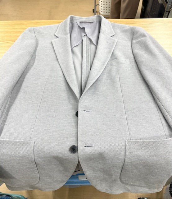 グレーのコットンとリネン混紡ジャケットの全体黄ばみがキレイに落ちた染み抜きクリーニング事例(６，０５０円税込)2026.07.01