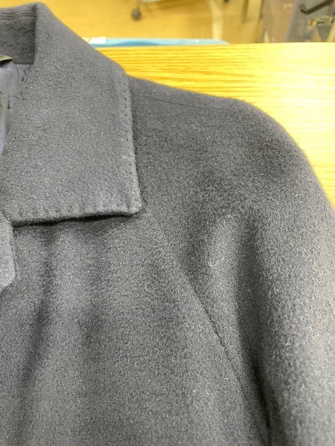 首周りから肩にかけて裏地にも大量の血液シミが付いているディオールのネイビーカシミヤコートの染み抜きクリーニング事例(１６，５００円税込)2026.02.27