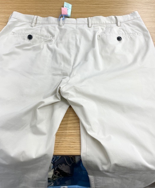 薄グレーのコットンパンツ全体に赤～赤紫色の色移り！斑状に広がった染みを綺麗に落とした染み抜きクリーニング事例(６，６００円税込）2026.09.02