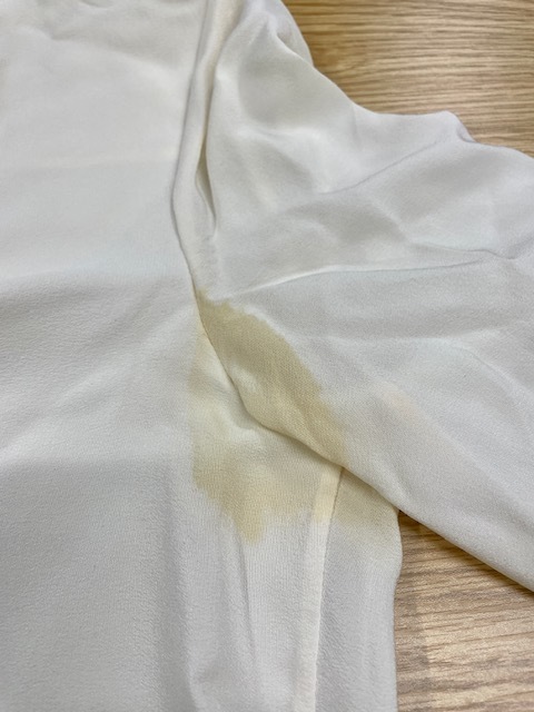 白いジバンシーシルクブラウスの全体的な黄ばみが綺麗になった染み抜きクリーニング事例(８，８００円税込)2026.03.19