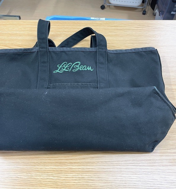LLBEANの黒いトートバッグに付いた白い食べ物のシミが綺麗に落ちた染み抜きクリーニング事例(７，７００円税込）2026.06.13