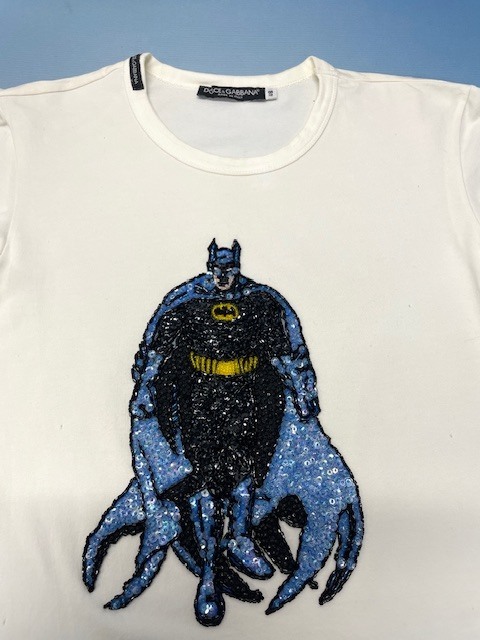 バッドマンのビーズ刺繍が特徴的な白いドルチェ＆ガッバーナコットンＴシャツの全体黄ばみやシミがキレイに落ちた染み抜きクリーニング事例（５，５００円税込）2026.02.13