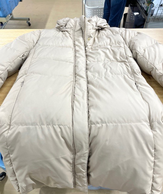 薄ベージュのダウンコート全体に付いたボンドやインクシミがキレイに落ちた染み抜きクリーニング事例（２２，０００円税込）2026.02.06