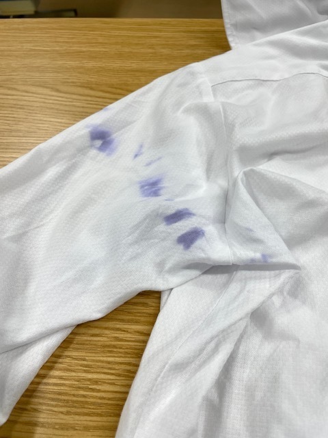 他のクリーニング店からの依頼で全体にインクシミが付いた白いワイシャツの染み抜きクリーニング事例(5,500円税込)2026.03.04