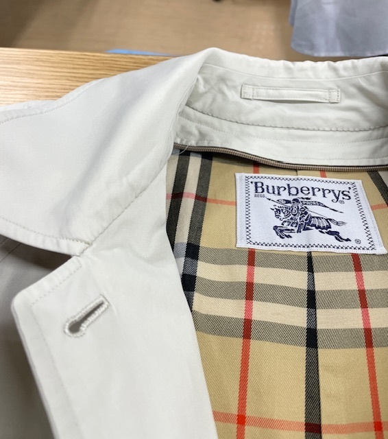 アイボリーバーバリートレンチコートの全体黄ばみやカビシミがキレイに落ちた染み抜きクリーニング事例(２２，０００円税込）2025.10.29