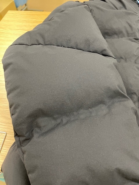黒いノースフェイスダウンジャケットの白いペンキシミがキレイに落ちた染み抜きクリーニング事例