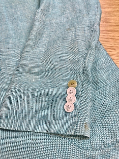 全体的な黄ばみが綺麗になったリネンの薄ブルージャケットの染み抜きクリーニング事例(７，７００円税込)2026,03.31