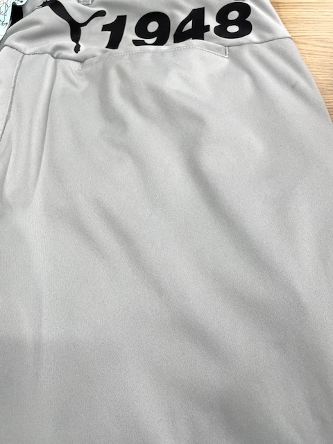 薄グレーのプーマゴルフパンツに付いたインクシミが目立たなくなった染み抜きクリーニング事例（６，６００円税込）2025.12.15