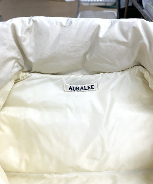 白いAURALEEダウンジャケットの全体の汚れやポケット部分の茶色いシミが綺麗に落ちた染み抜きクリーニング事例(８，８００円税込)2026.10.30