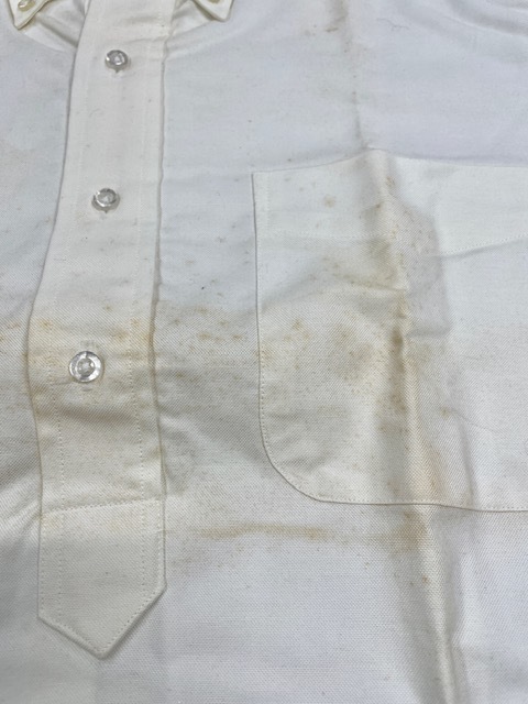 仕舞いっぱなしになっていた白いコットンボタンダウンシャツの全体黄ばみやカビシミがキレイに落ちた染み抜きクリーニング事例（５，５００円税込）2025.10.10