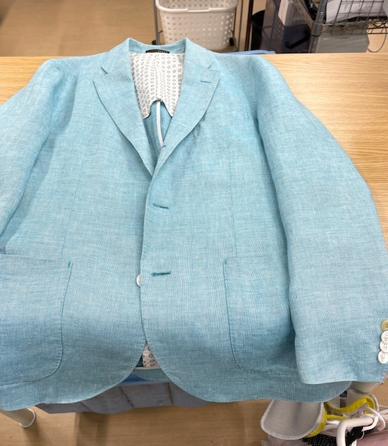 全体的な黄ばみが綺麗になったリネンの薄ブルージャケットの染み抜きクリーニング事例(７，７００円税込)2026,03.31