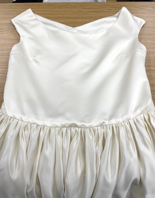 白いポリエステル素材のドレス全体に出ていたカビシミがキレイに落ちた染み抜きクリーニング事例(２２，０００円税込)2026.07.23