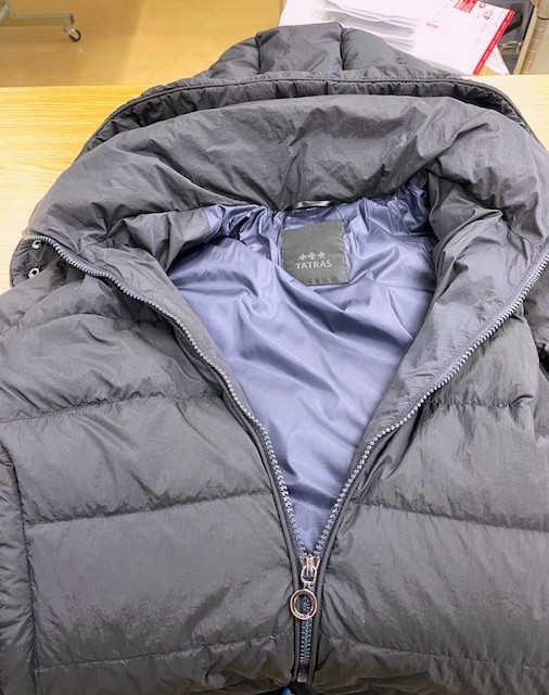 タトラスネイビーダウンコートのファンデーションシミや皮脂汚れなどシミがキレイに落ちた染み抜きクリーニング事例(７，１５０円税込)