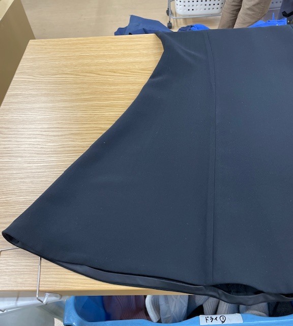 裾が自転車チェーンに巻き込まれてチェーンオイルのシミが付いてしまった黒いロングフレアスカートのシミがキレイに落ちた染み抜きクリーニング事例（4,400円税込）2026.01.16