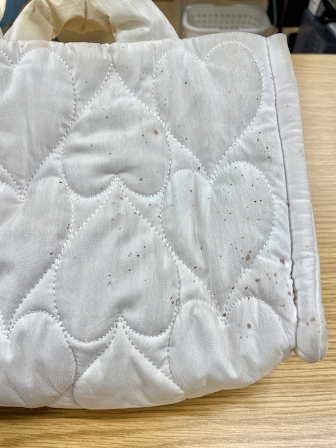 白いFURFURのトートバッグのチョコレートドリンクが飛び散ったシミや全体よごれ・黄ばみがキレイに落ちた染み抜きクリーニング事例(６，６００円税込)