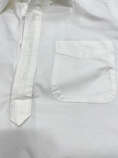 仕舞いっぱなしになっていた白いコットンボタンダウンシャツの全体黄ばみやカビシミがキレイに落ちた染み抜きクリーニング事例（５，５００円税込）2025.10.10
