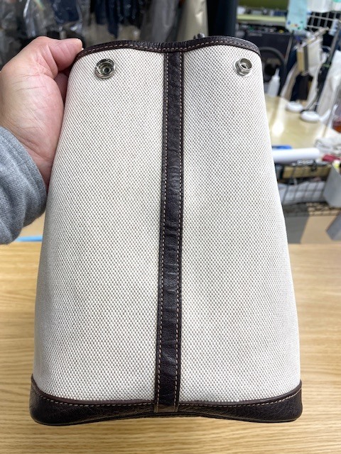 全体の黄ばみやシミが綺麗になったトワルアッシュカラーのエルメスガーデンパーティーの染み抜きクリーニング事例（１９，８００円税込）2026.04.08