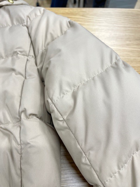 薄ベージュのダウンコート全体に付いたボンドやインクシミがキレイに落ちた染み抜きクリーニング事例（２２，０００円税込）2026.02.06
