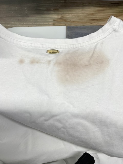 白いTシャツに付いたヘアカラーシミがキレイに落ちた染み抜き